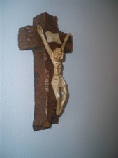 Vyřezávaný kříž s Kristem lípa