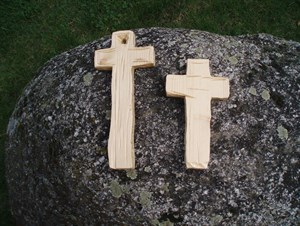 Dřevěné vyřezávané křížky ze smrku