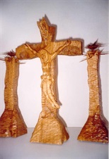 Dřevořezba kříže s dvěma svícny