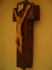 Vyřezávaný kříž s Kristem dub, lípa 3