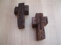 křížky z poškozeného dřeva