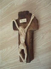 Dřevořezba kříže, materiál ořech, lípa