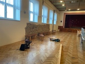 Lavice v kulturním domě